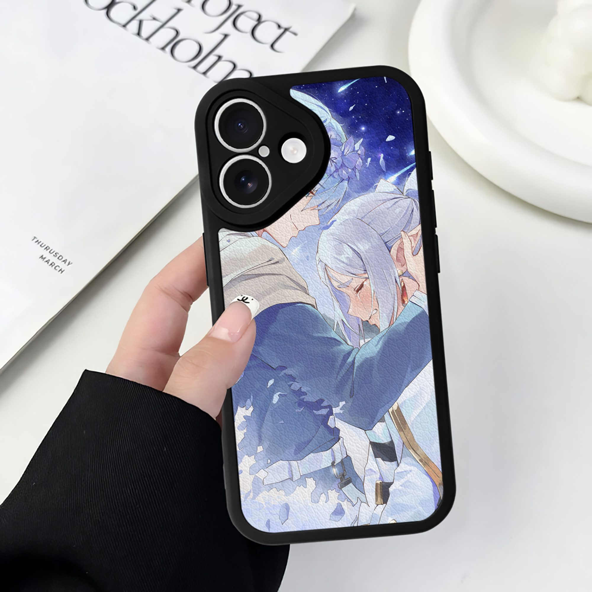 （画像用） 葬送のフリーレン Frieren 【iPhone 16シリーズ対応】シリコンスマホケース（レザー調） 材質：シリコン